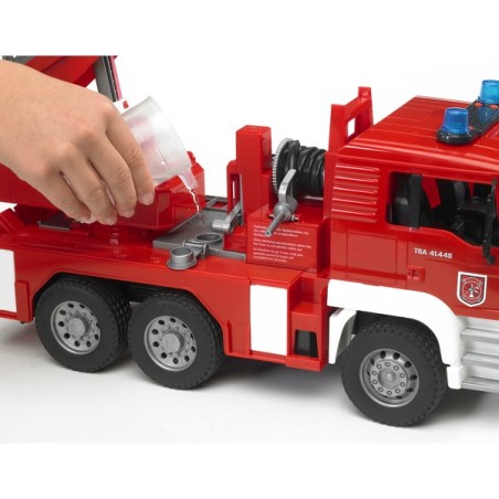 Camion de pompier rouge MAN avec échelle pivotante