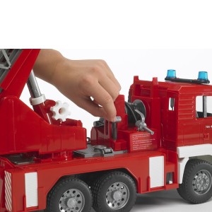 Camion de pompier rouge MAN avec échelle pivotante