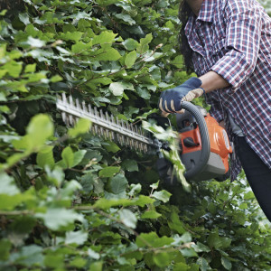 Taille-haie thermique Husqvarna 122HD60 coupe de 60cm et moteur 21.7cm³